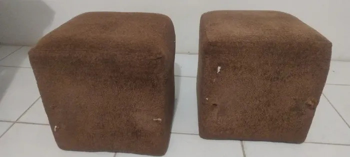 Dois puffs marrons