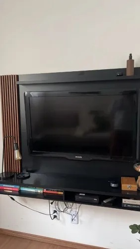 Rack com tv tem um mancha na tv pequena nao intefere nada .