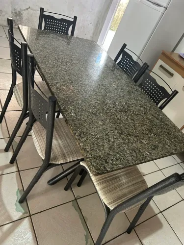 Mesa de mármore com 6 cadeiras