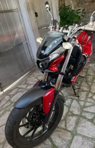 Vendo moto Fz15 muito nova