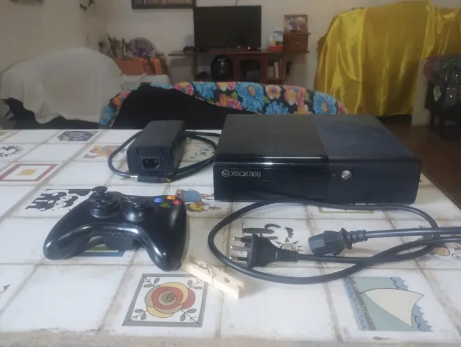Xbox 360 com hd,cabos e um controle