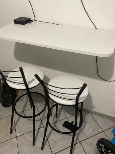 Mesa dobrável com duas banquetas