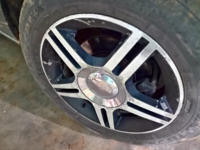 Rodas boas pneus 70 porcento troco por 14 ou 13