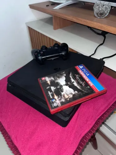 Sony PlayStation 4 Slim 1TB - PRETO - C/ Jogo: Batman Arkham Kinight + um controle