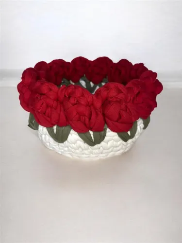 Cachepô em fio de malha e tulipas