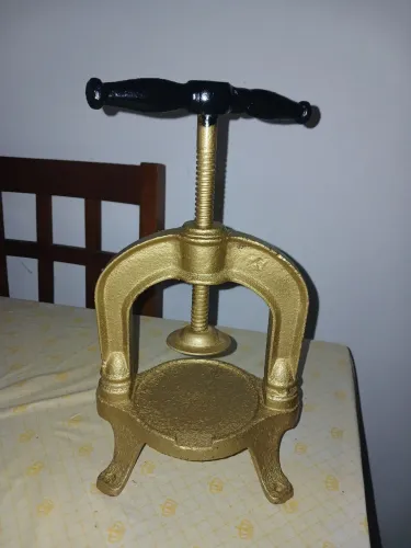 Prensa antiga de laboratório farmacêutico em ferro fundido