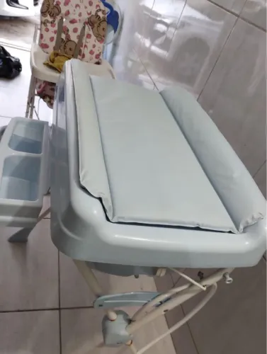 Banheira de bebê e cadeirinha de bebê