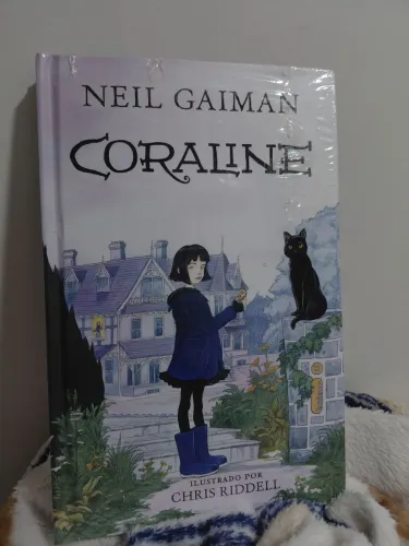 Livro Coraline de Neil Gaiman Capa Dura Novo 