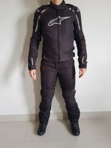 Conjunto feminino alpinestars 100% impermeável. Material: cordura. Calça e jaqueta.