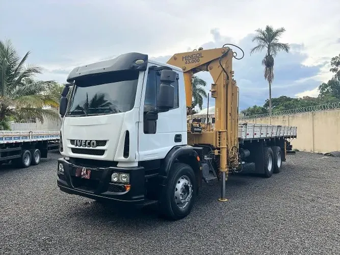 Tector 240e25 trucado ano 2012 equipado com munck Hincol 43000 e controle remoto bom estad