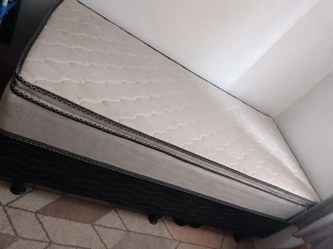 Vendo cama box de Solteiro