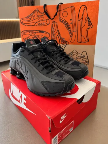 Nike Shox R4 Black Bright Crimson 43 BR ? NOVO + NF
