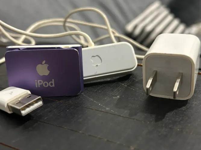 Apple iPod Shuffle 2ª Geração Roxo + Dock USB + Carregador -1gb