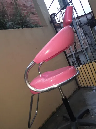 Cadeira de Salão Giratória Rosa com Ajuste de Altura