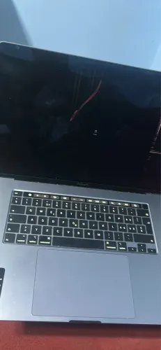 Macbook  a2141 com tela quebrada 