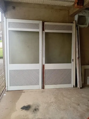 Porta de ibuia com vidro de correr
