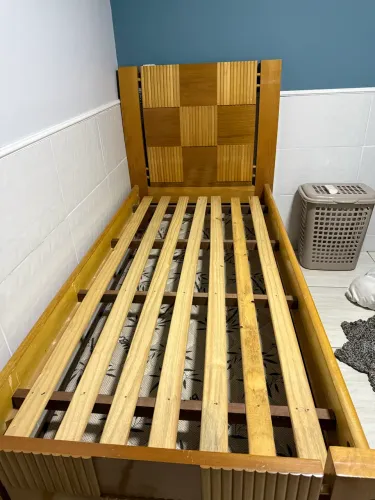 Vende se cama de solteiro de madeira