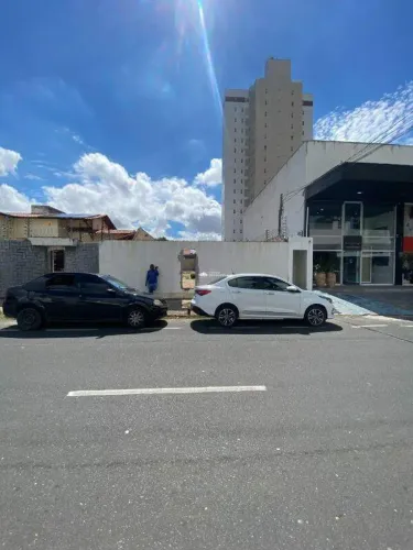 TERRENO COMERCIAL NO BAIRRO JÓQUEI, COM 02 VAGAS DESCOBERTAS.