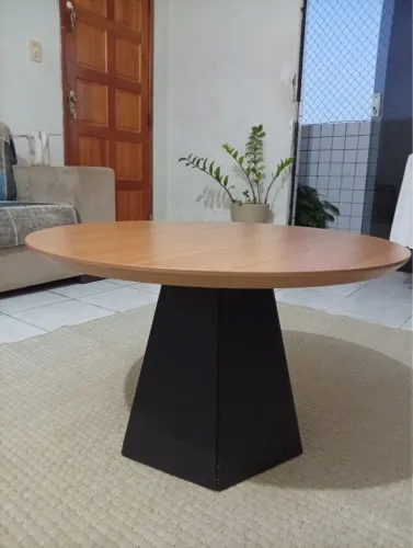 Mesa de Centro Redonda Moderna - Tampo Amadeirado e Base Negra (Excelente Estado)