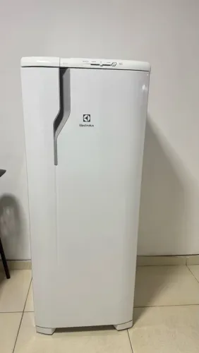Geladeira Electrolux Cycle Defrost 240L Degelo Prático (modelo RE31)