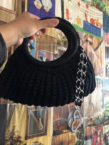 Bolsa artesanal em malha