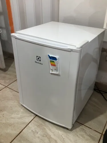 Frigobar Electrolux 80L com porta latas