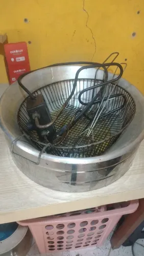 Fritadeira elétrica, comporta até 10 litros de óleo