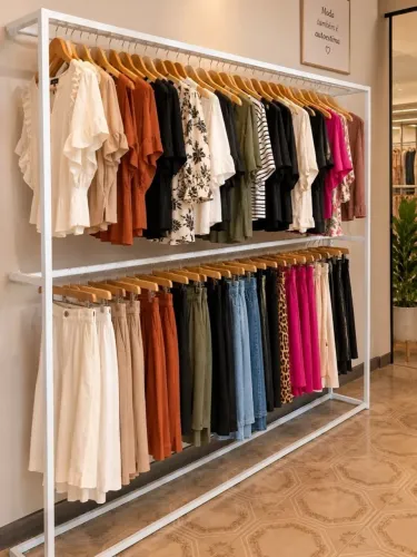 Arara de chão para loja de roupas - linda!