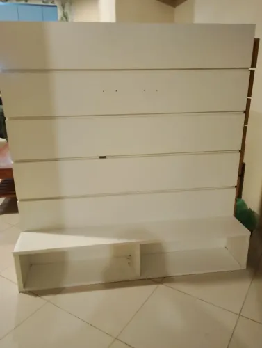 Rack de madeira para parede, usada para TV