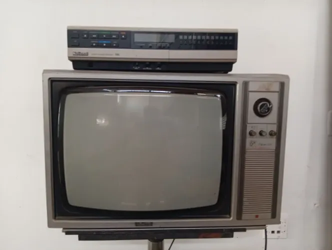 Tv vintage National + videocassete+ mesa