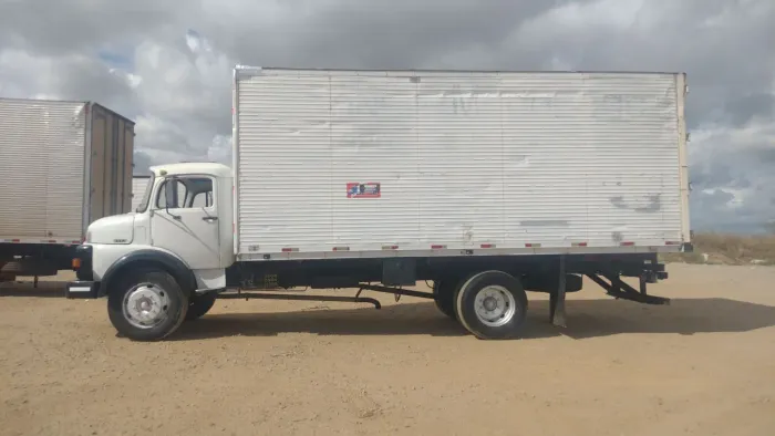 Vendo Caminhão 1113 toco no baú valor 90 mil