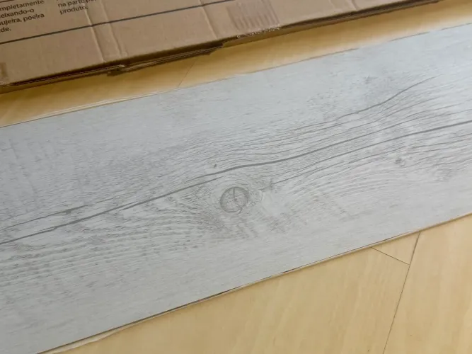 PISO AUTOADESIVO GRUDADO BRANCO ESCANDINAVO