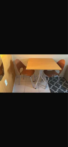 Vendo mesa com duas cadeiras