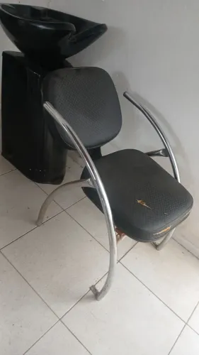 Cadeira, lavatório e espelho