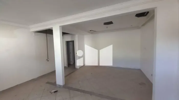 Galpão na Glória com 600 metros de área livre.
