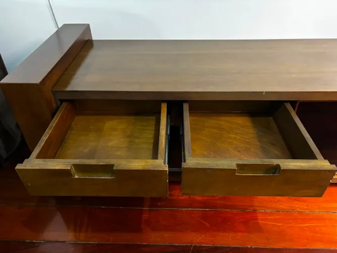 Vendo Rack com painel de madeira maciça Amendoa
