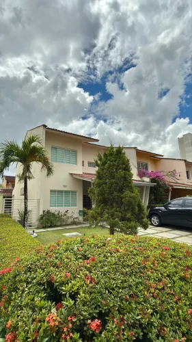 Vendo casa duplex em condomínio fechado.