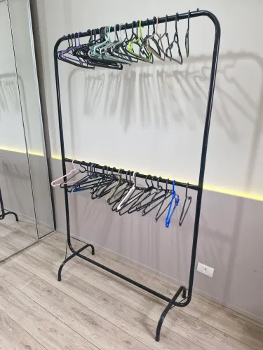 Arara de roupas + 50 cabides