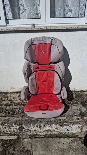 Cadeirinha e assento de elevação Baby Stile. 09 a 36kgs. Vermelho e cinza. Unissem.