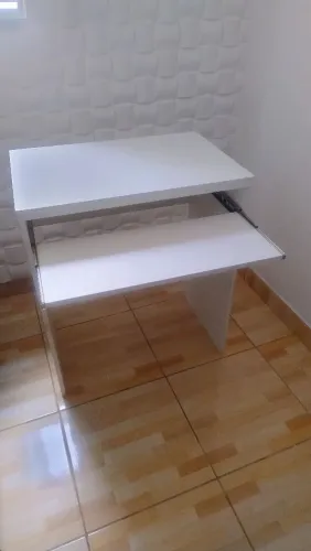Escrivaninha pequena feita em marcenaria