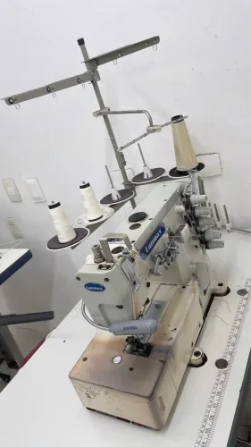 Máquina de Costura Galoneira