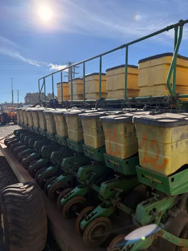 Plantadeira John Deere 9213 - 12 Linhas com Monitor a Vácuo + Prancha 