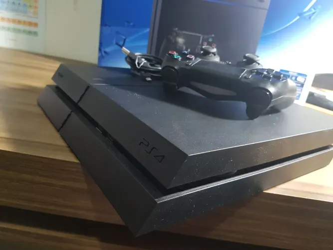 Plastation 4 Fat 528gb HD + 1 controle + 5 jogos