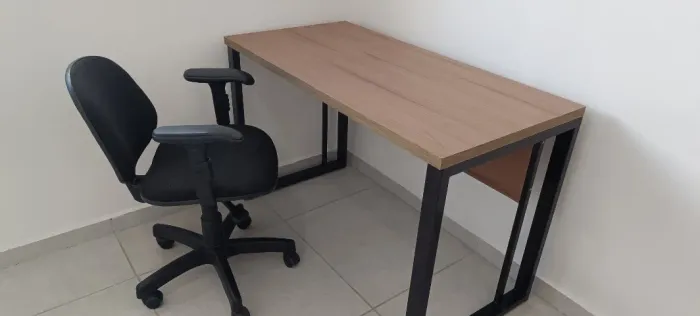 Mesa de Escritório 1,20m em MDF com Estrutura de Metalon