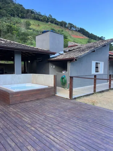 Chácara em Domingos Martins | 4 quartos | Jacuzzi | Conforto e Natureza