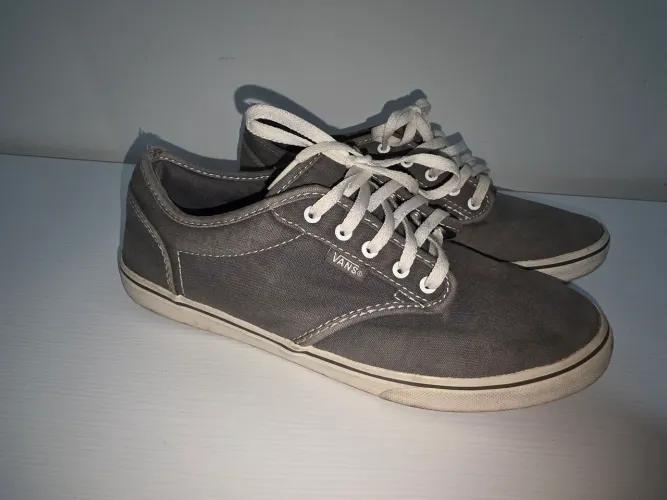 Tennis vans cinza com pequenas marcas de uso 