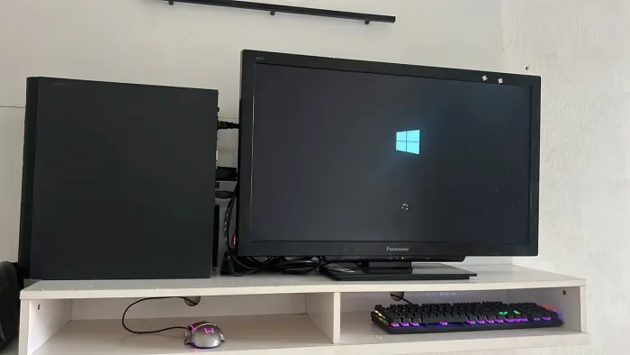 Computador com televisão de 32 polegadas