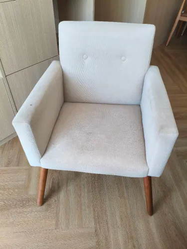 Poltrona decorativa off white, tecido suede, USADA.