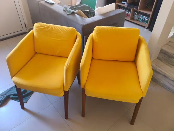 Par de Poltronas Amarelas em Madeira Maciça - Casa Barroco - R$ 700