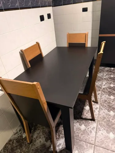 Vende-se armário de cozinha mais mesa com 4 cadeiras com estofado